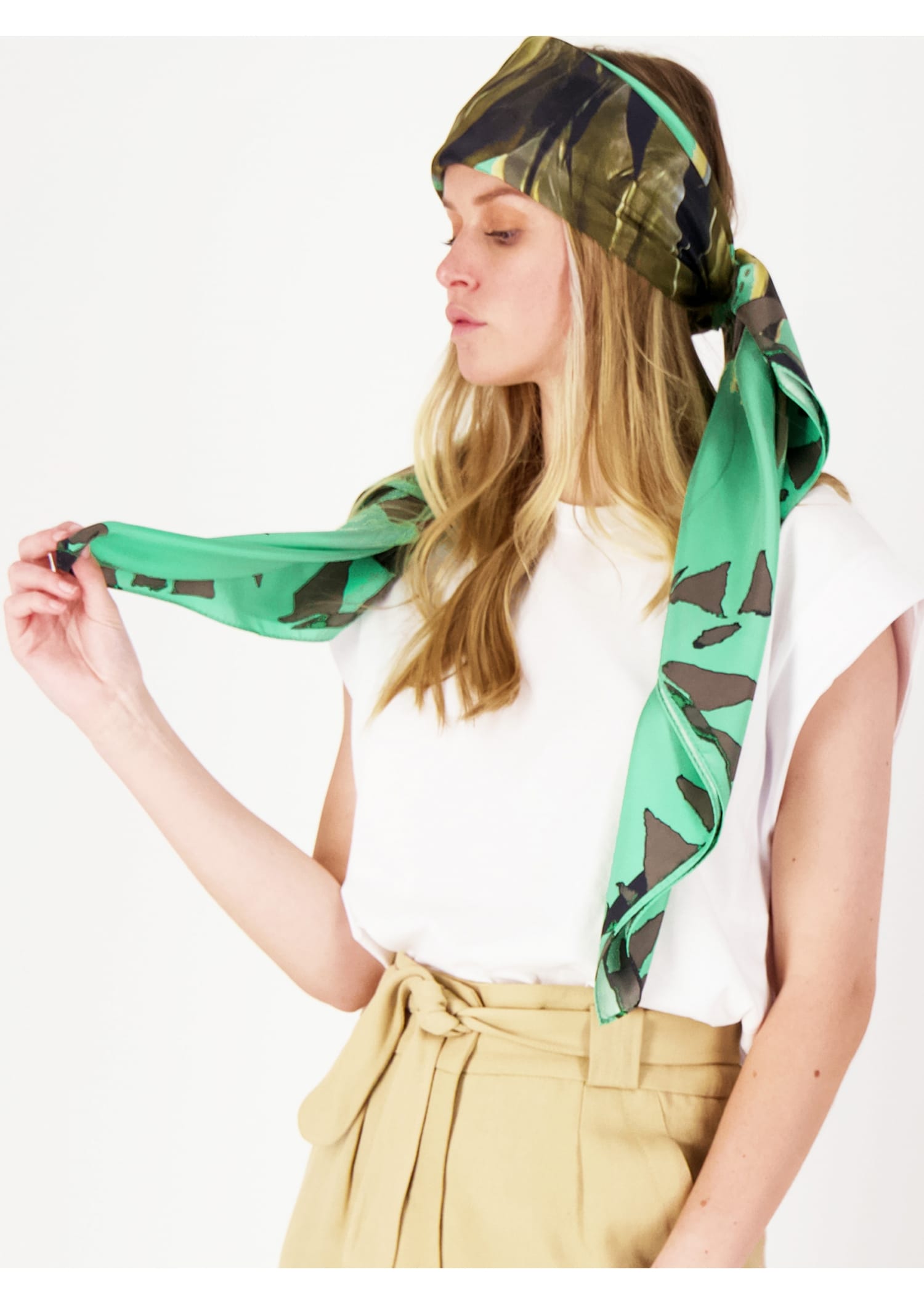 FOULARD CARRÉ PLUMES VERTES – Image 2
