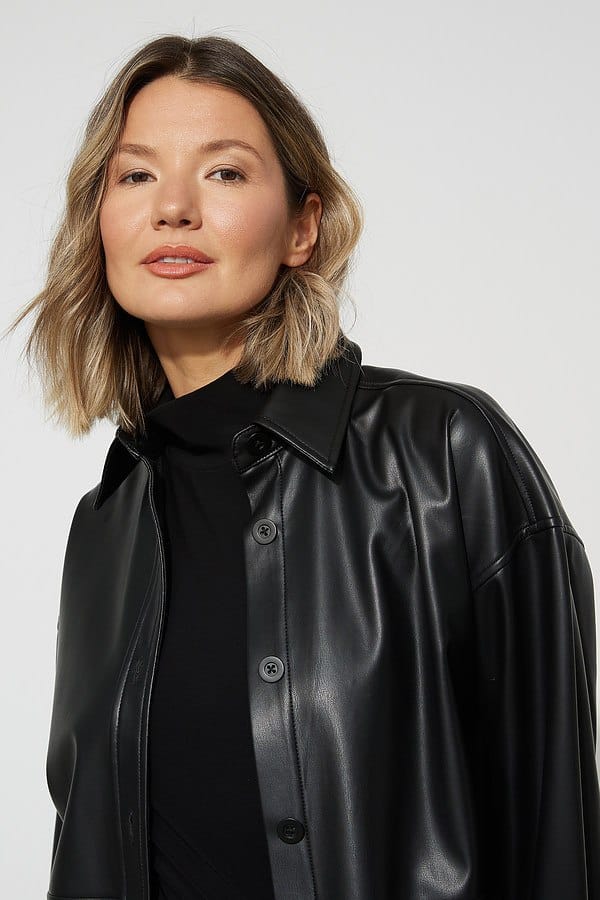 BLOUSE AMPLE EN SIMILI CUIR NOIRE – Image 4