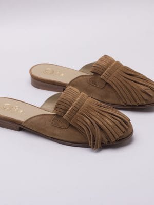 MULES A FRANGES EN DAIM CAMEL