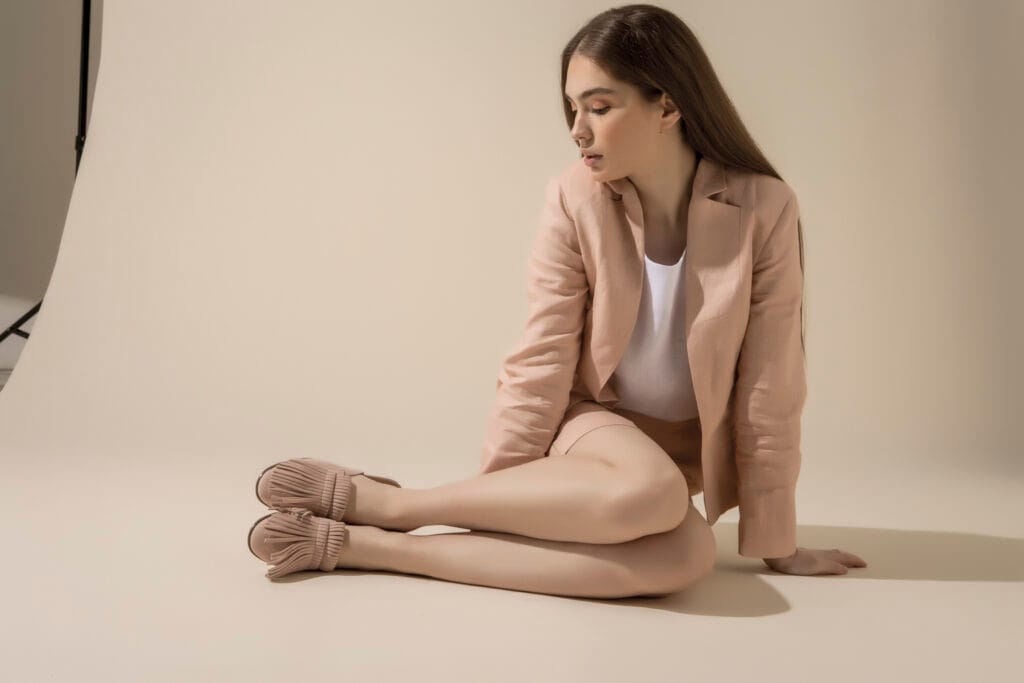 MULES A FRANGES EN DAIM ROSE – Image 2
