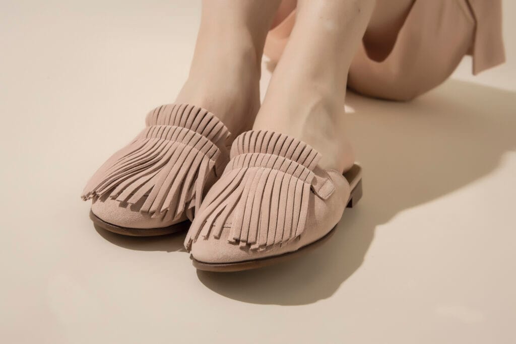 MULES A FRANGES EN DAIM ROSE