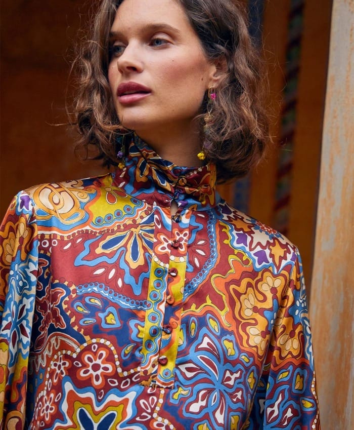 BLOUSE THIERRY EN SATIN STRETCH IMPRIMÉ BRUN/ORANGE – Image 2