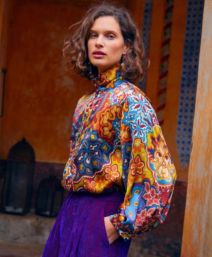 BLOUSE THIERRY EN SATIN STRETCH IMPRIMÉ BRUN/ORANGE