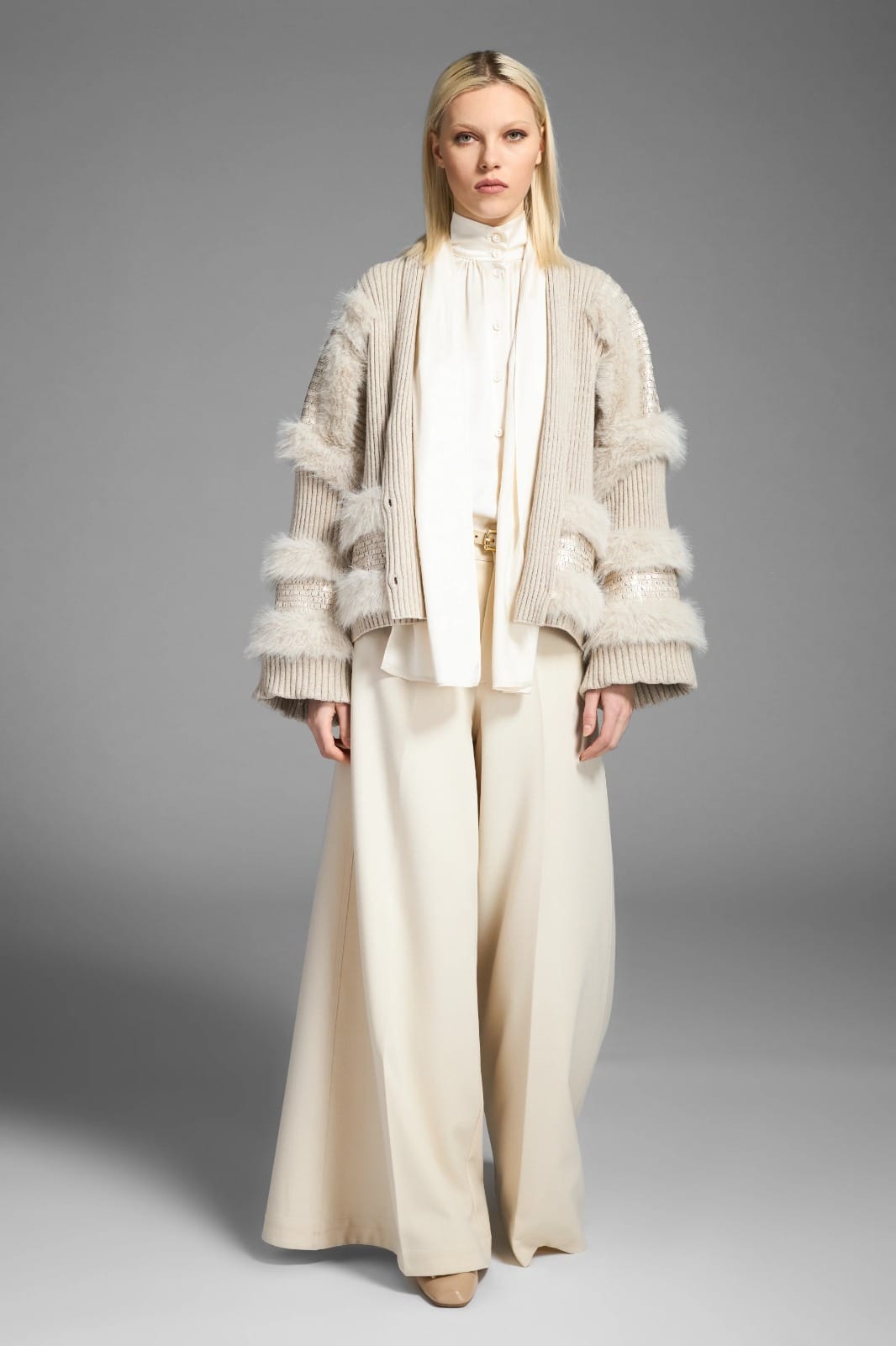 CARDIGAN CÔTELÉ AVEC DÉTAILS EN FOURRURE ÉCOLOGIQUE ET PAILLETTES