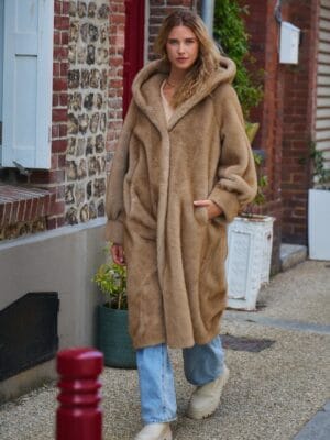 MANTEAU A CAPUCHE EN FAUSSE FOURRURE ISABELLA TAUPE