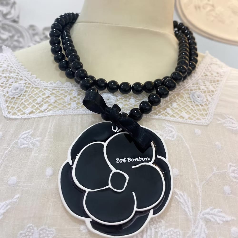SAUTOIR NOIR ET SON CAMELIA – Image 2