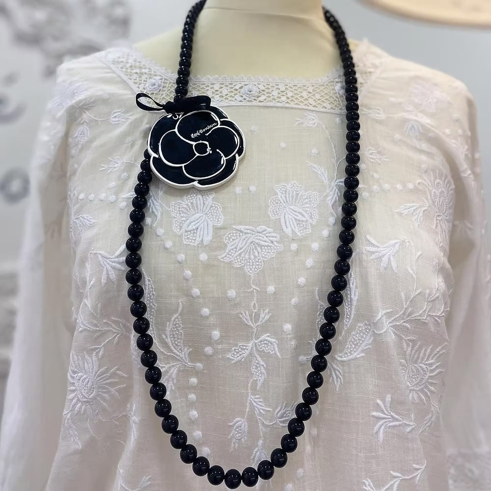 SAUTOIR NOIR ET SON CAMELIA