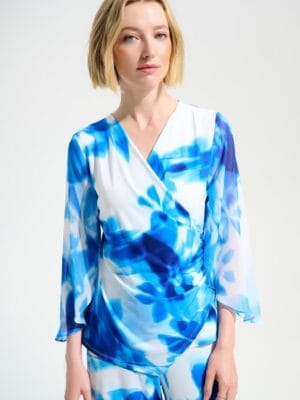 T-SHIRT A ENCOLURE EN V FLEURI