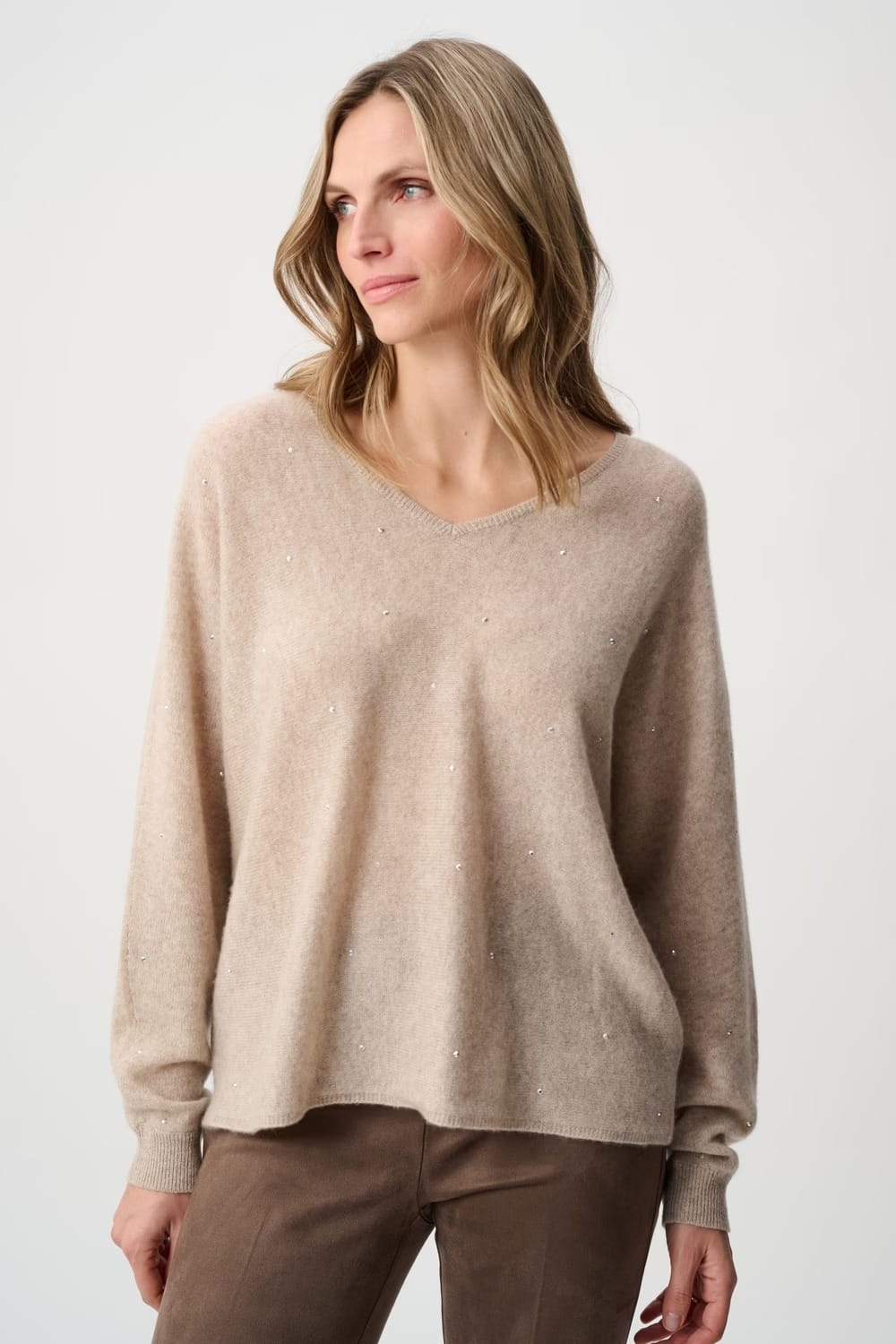 PULL SURDIMENSIONNE AVEC ORNEMENTS BEIGE