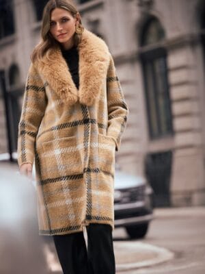 MANTEAU A COL FOURRURE