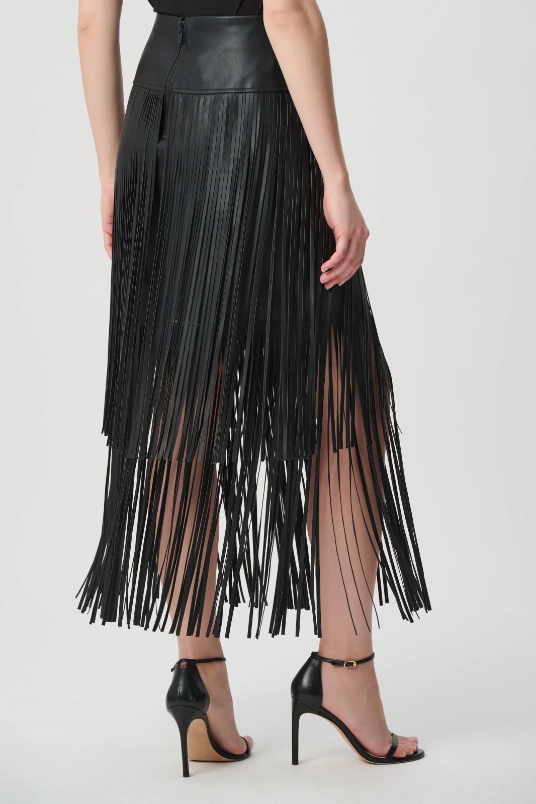 JUPE A FRANGES EN FAUX CUIR NOIRE – Image 2