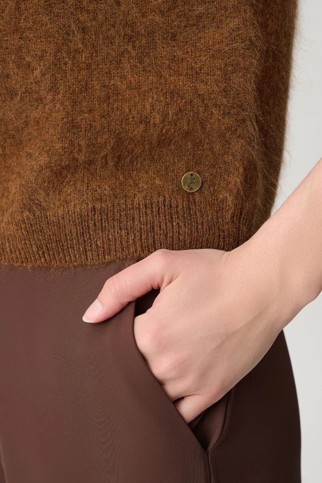 PULL A MANCHES COURTES EN LAINE BROSSEE MARRON – Image 2
